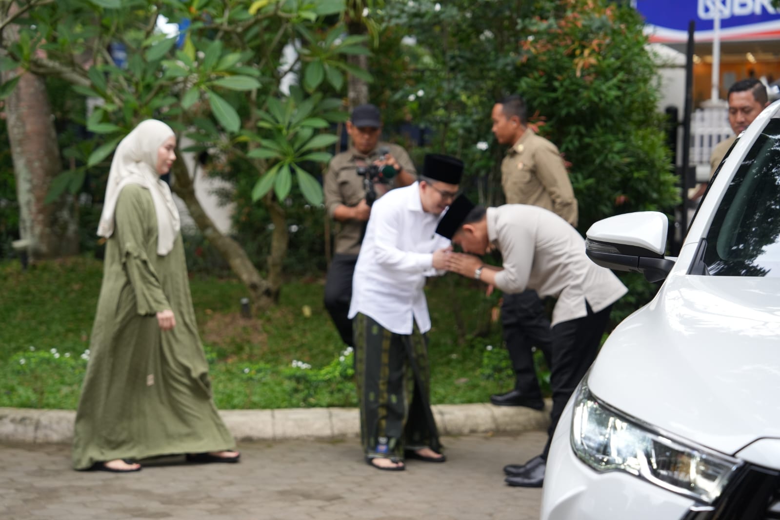 Wakil Presiden Gibran Rakabuming Raka bertemu Ketua Umum PBNW TGKH Muhammad Zainuddin Atsani.