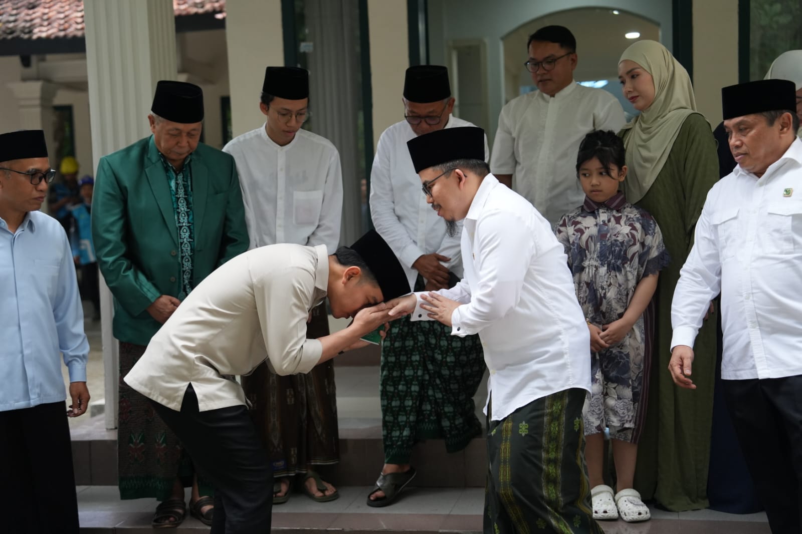 Wakil Presiden Gibran Rakabuming Raka bertemu Ketua Umum PBNW TGKH Muhammad Zainuddin Atsani.