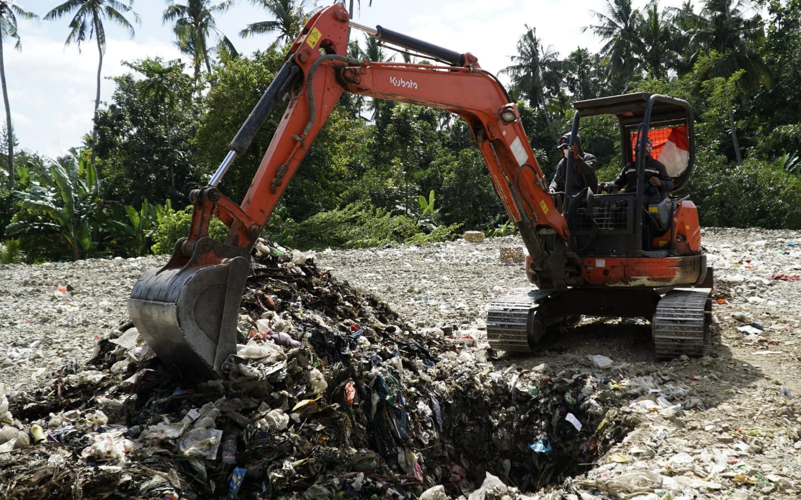 MGPA musnahkan barang impor yang tidak lagi dapat dimanfaatkan di Tempat Pembuangan Akhir (TPA) Kebon Kongo, Lombok Barat.