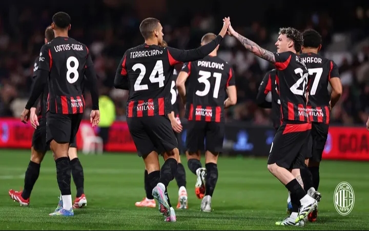 Para pemain AC Milan merayakan salah satu gol saat melawan Perth Glory.
