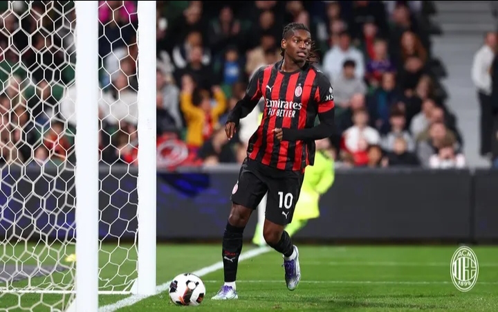 Rafael Leao, striker pelari AC Milan yang berpotensi mencetak banyak gol jika aturan offside terbaru diterapkan.
