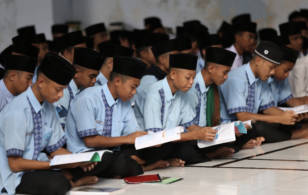 SANTRI: Para santri di Pondok Pesantren (Ponpes) Al-Kamal Nahdhatul Wathan (NW) Narmada, Lombok Barat (Lobar) sedang mengikuti kegiatan belajar mengajar beberapa waktu lalu.