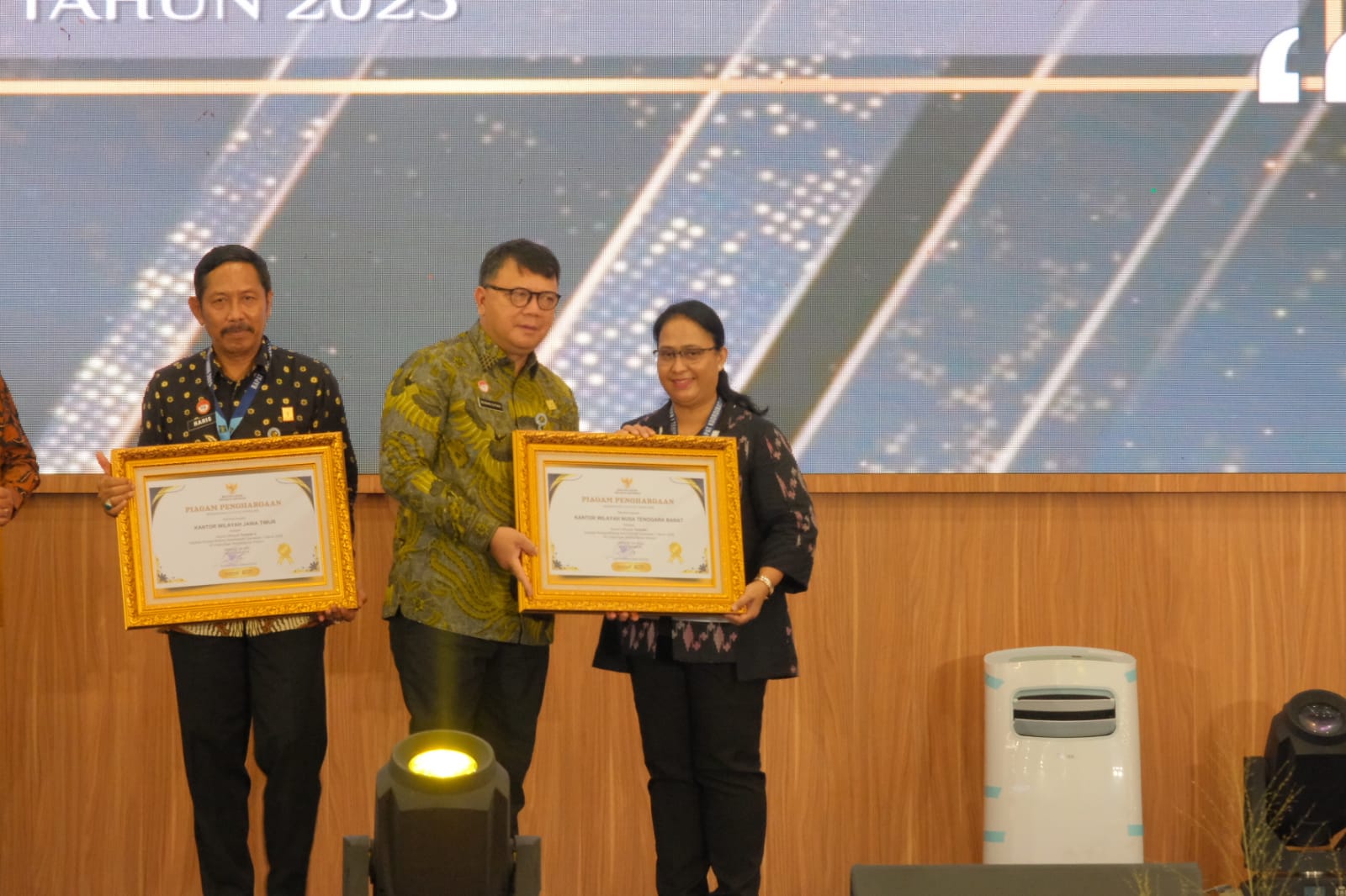 Kepala Kanwil Kemenkum NTB I Gusti Putu Milawati menerima penghargaan Capaian Kinerja terbaik pertama Semester I Tahun 2025 di Lingkungan Kementerian Hukum, Kamis (31/7).