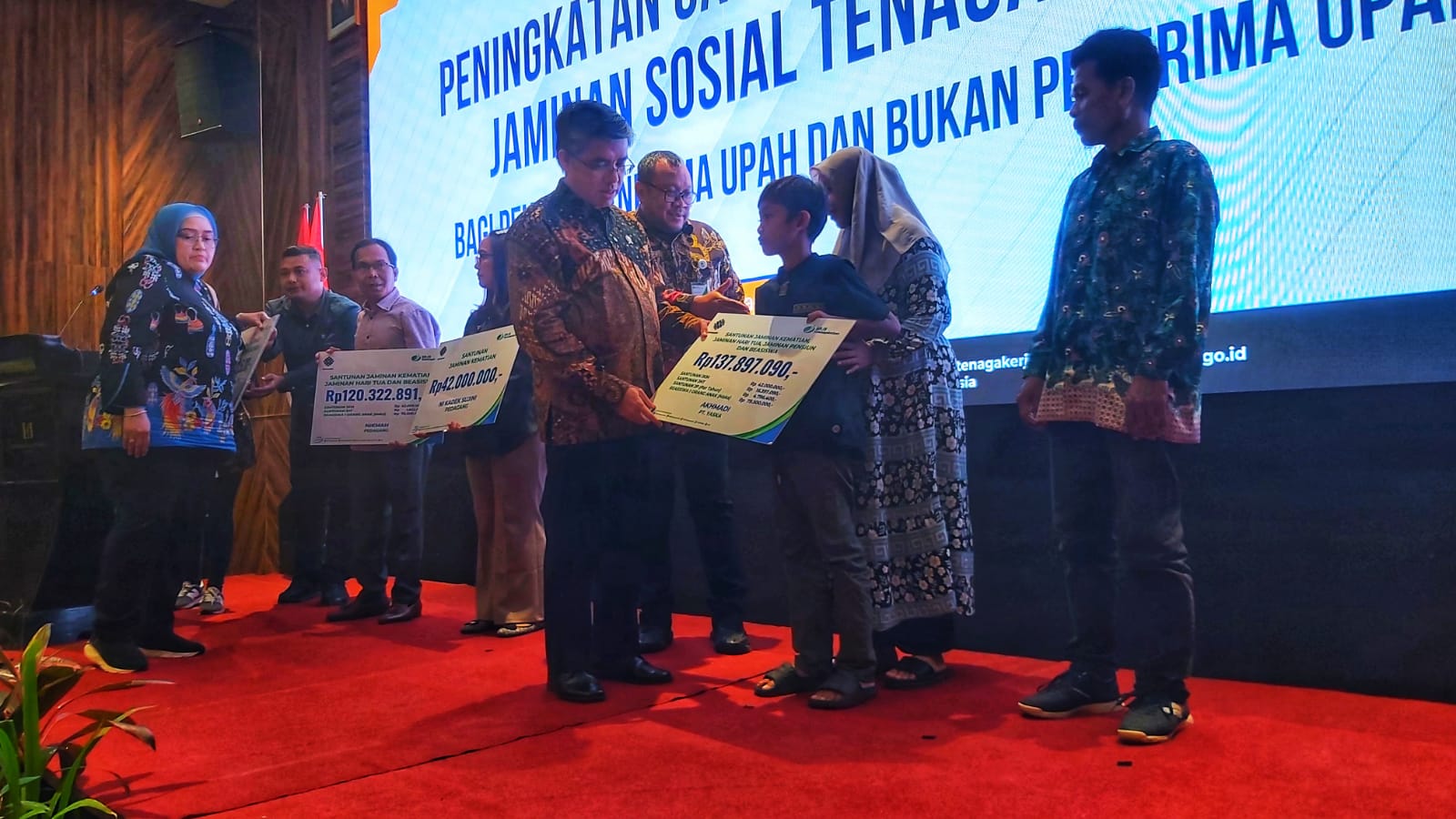 Menteri Ketenagakerjaan RI Yassierli didampingi Kepala Kantor Wilayah BPJS Ketenagakerjaan Banuspa Kuncoro Budi Winarnodi saat memberikan manfaat beasiswa ke ahli waris peserta BPJamsostek di Mataram.