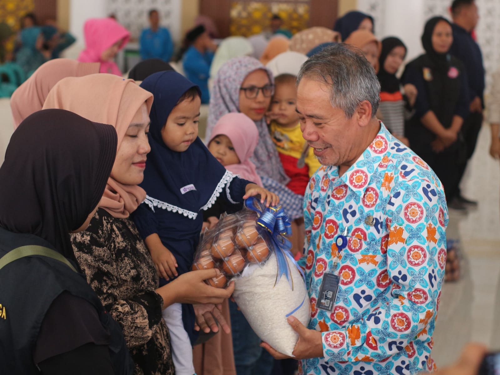 Kepala Perwakilan BKKBN NTB L Makripuddin saat memberikan bantuan kepada keluarga resiko stunting