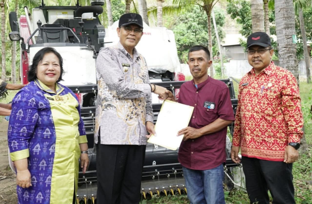 Bupati Sumbawa Syarafuddin Jarot menyerahkan bantuan Combine Harvester kepada kelompok tani, Kamis (31/7).