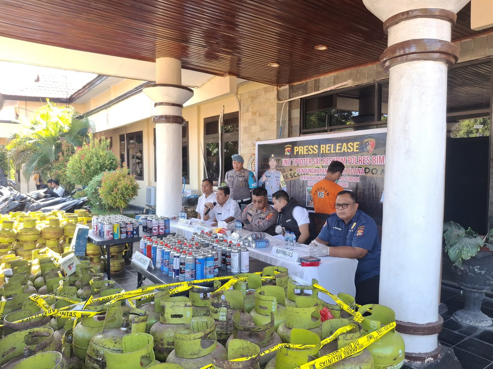 Barang bukti ratusan tabungan gas elpiji diamankan di Polres Bima, Rabu (30/7).