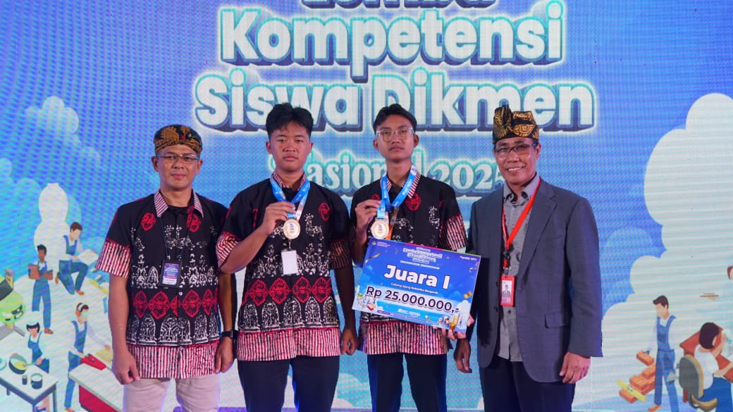 Tim Mobile Robotics SMKN 3 Mataram Muhammad Nurdiyatman dan Suhendra G. Felandika P menunjukkan medali emas yang diraihnya pada ajang LKS Nasional 2025 di Depok, Rabu lalu (30/7).