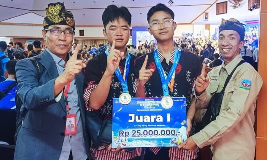 Kepala SMKN 3 Mataram Sulman Haris (kiri) bersama siswanya yang meraih medali emas ajang LKS Nasional 2025 bidang mobile robotics.