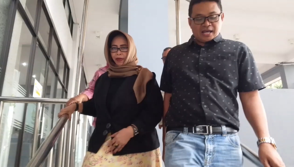 PEMERIKSAAN: Anggota DPRD NTB Nanik Suryatiningsih keluar dari Kantor Kejati NTB usai diperiksa, kemarin (1/8).