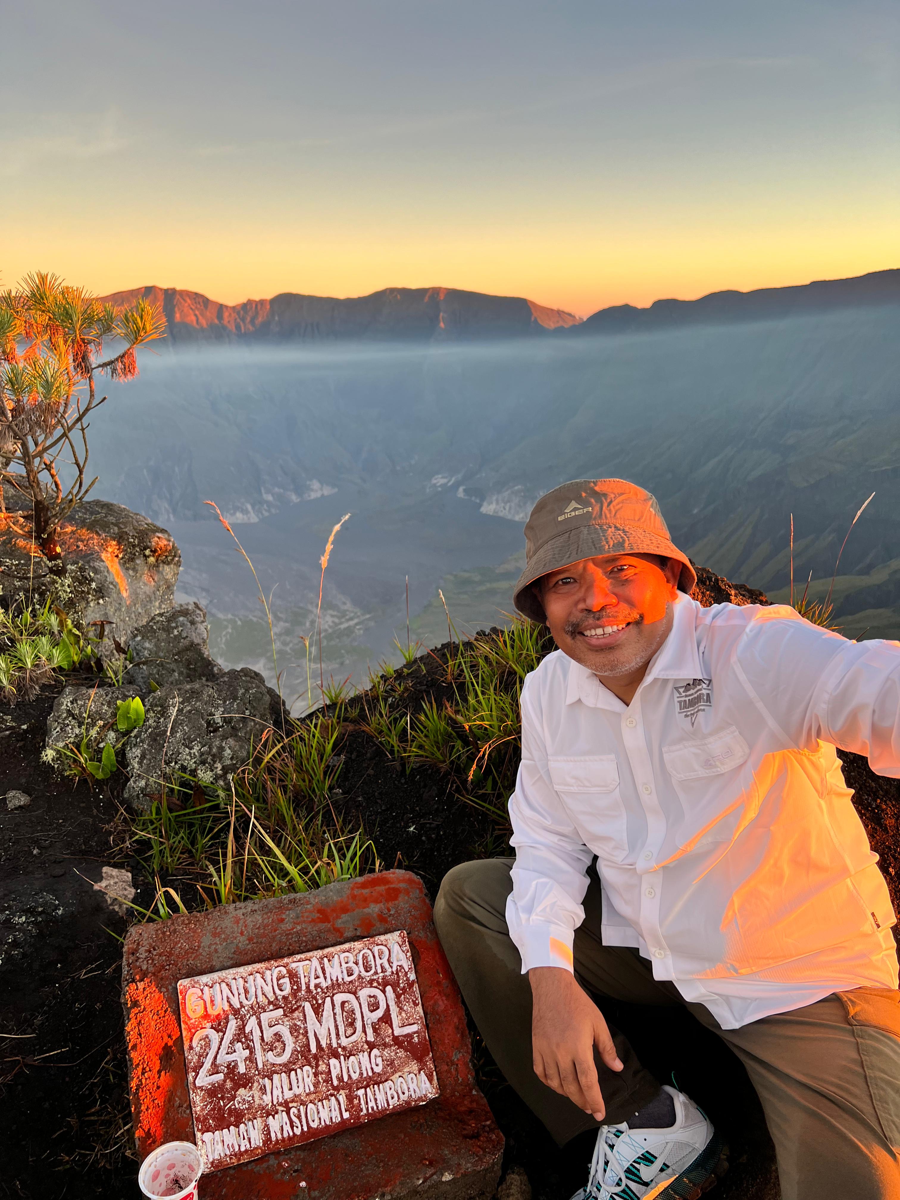 SEJARAH TERDAHSYAT: Anggota DPR RI Dapil NTB 1 Pulau Sumbawa H Johan Rosihan berswafoto di atas puncak Gunung Tambora, Sumbawa, NTB, beberapa waktu lalu.