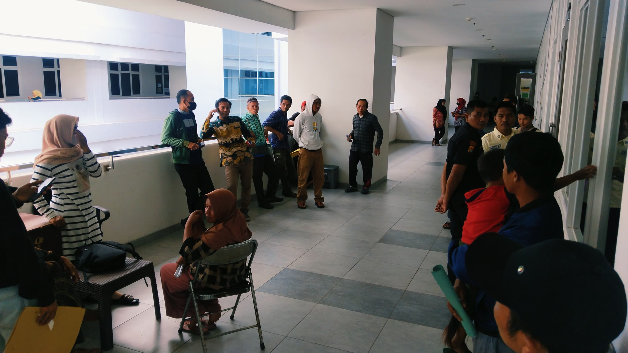 KURANG SOSIALISASI: Belasan pelaku UMKM menunggu kejelasan pembuatan barcode BBM subsidi di Kantor Bupati Loteng, Kamis (31/7) lalu.