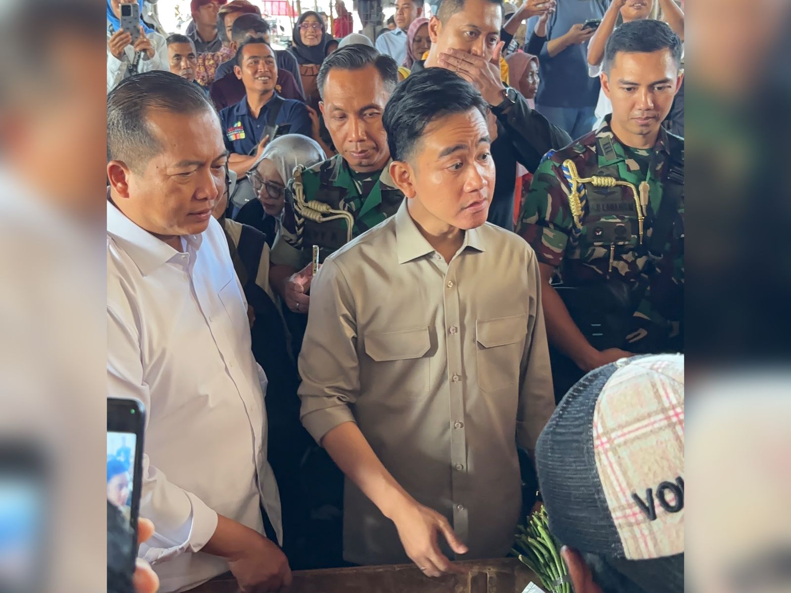 Wapres Gibran didampingi Gubernur NTB Lalu Muhamad Iqbal saat berbelanja langsung di Pasar Kebon Roek, Mataram, Sabtu (2/8).
