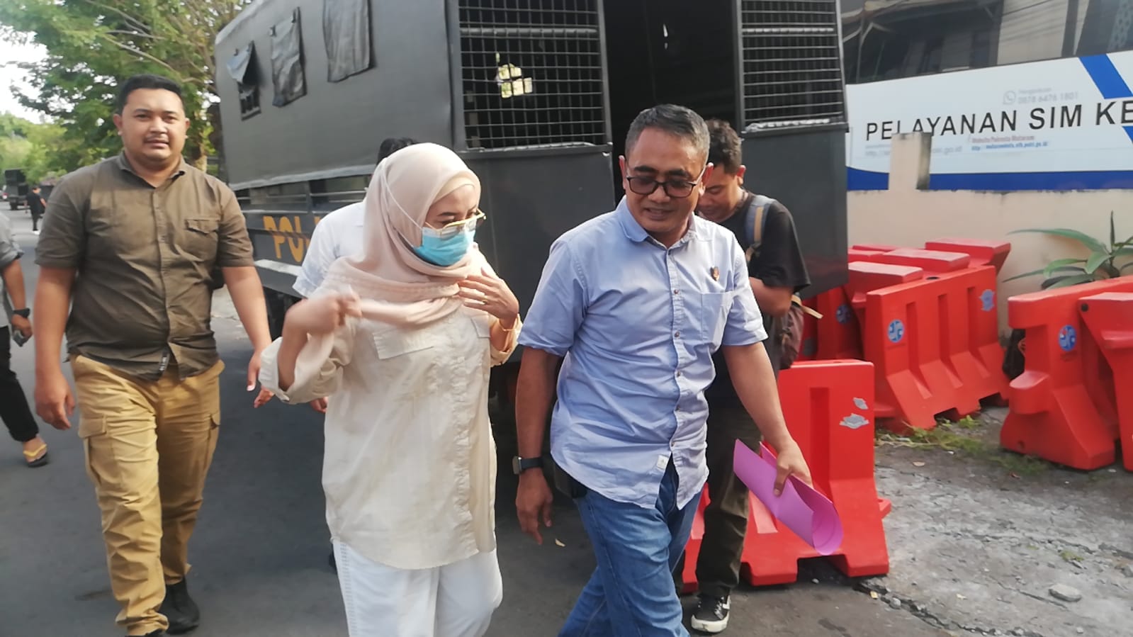 DITAHAN: Tersangka korupsi pengadaan masker Covid-19 Rabiatul Adawiyah dikawal penyidik Satreskrim Polresta Mataram saat ditahan, Sabtu (2/8).