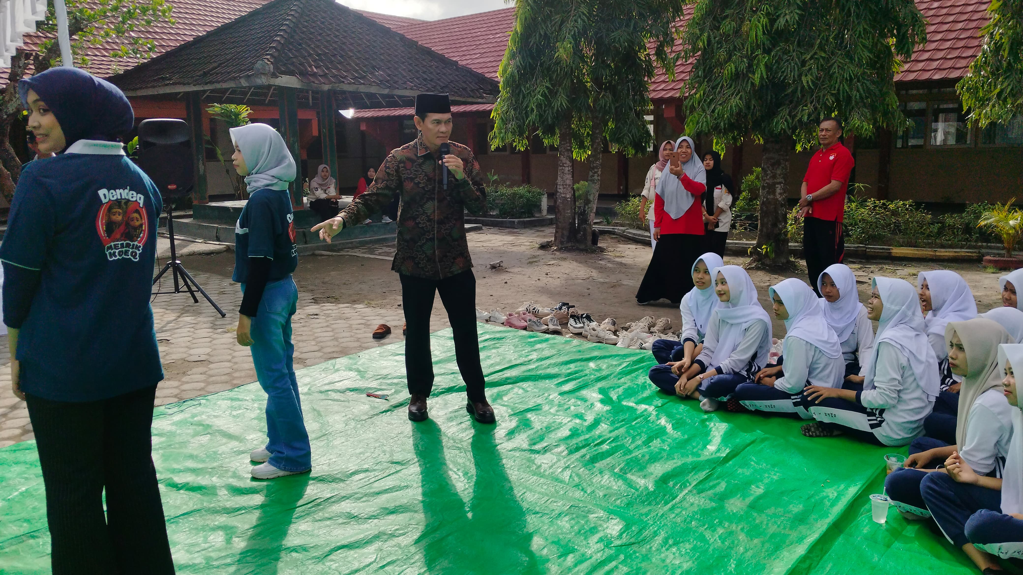Dialog interaktif dilakukan Wakil Bupati HM Nursiah bersama para siswa-siswi di SMPN 1 Praya Timur, Sabtu (2/8).