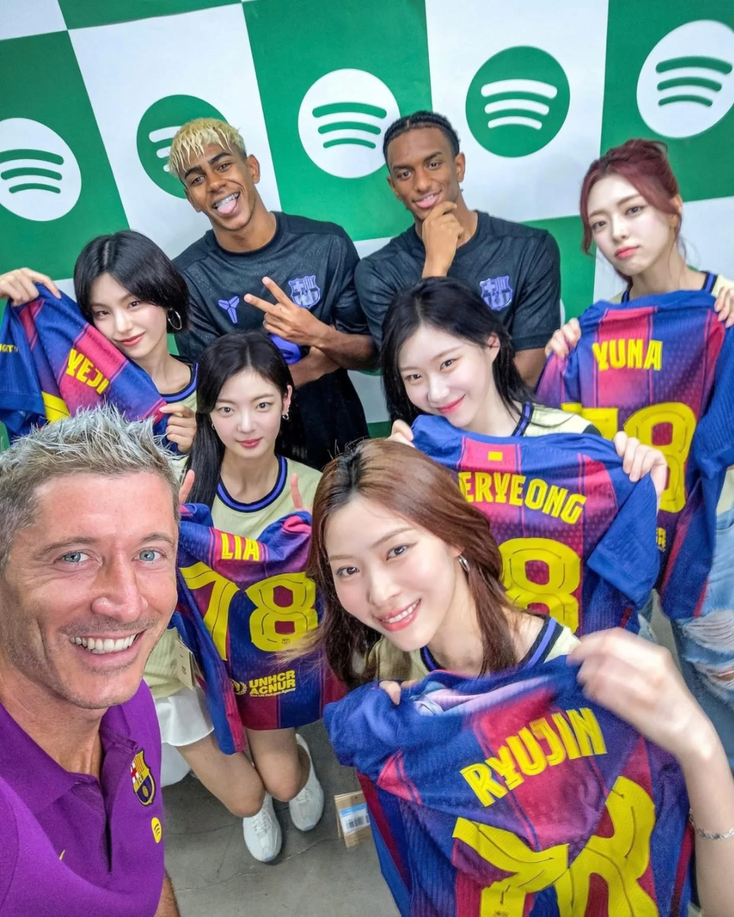 Momen manis ITZY dan pemain klub Barcelona bikin penggemar heboh