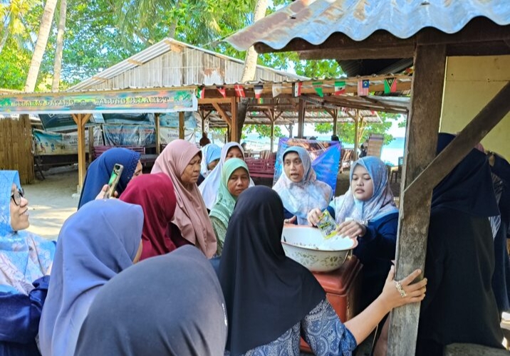 ILMU BARU: Ibu-ibu pemilik lapak di kawasan wisata Pantai Pandanan mengikuti Pelatihan Pengolahan Produk Komoditas Laut Ikan Tongkol melalui teknologi pengasapan.