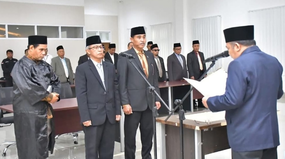 SUDAH TERISI: Bupati Najmul Akhyar melantik Kepala Dinas Kesehatan dan Inspektur, Rabu (1/8).