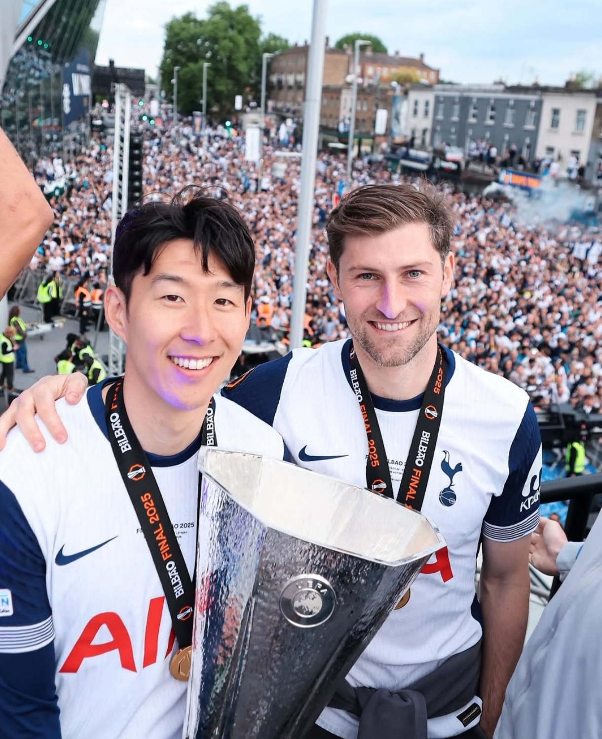Son Heung Min memamerkan trofi Liga Eropa yang diraihnya bersama Tottenham Hotspur. (FOTO: IG hm_son7).