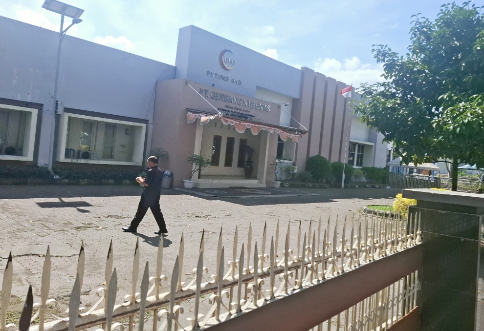 LENGANG: Kondisi kantor PT GNE di Jalan Selaparang Nomor 60 Mayura, Cakranegara. BUMD ini direkomendasikan untuk ditutup.