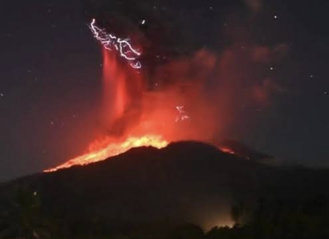 Letusan Gunung Lewotobi dipicu oleh akumulasi gas vulkanik yang terperangkap dalam dua minggu terakhir. (Foto: instagram)