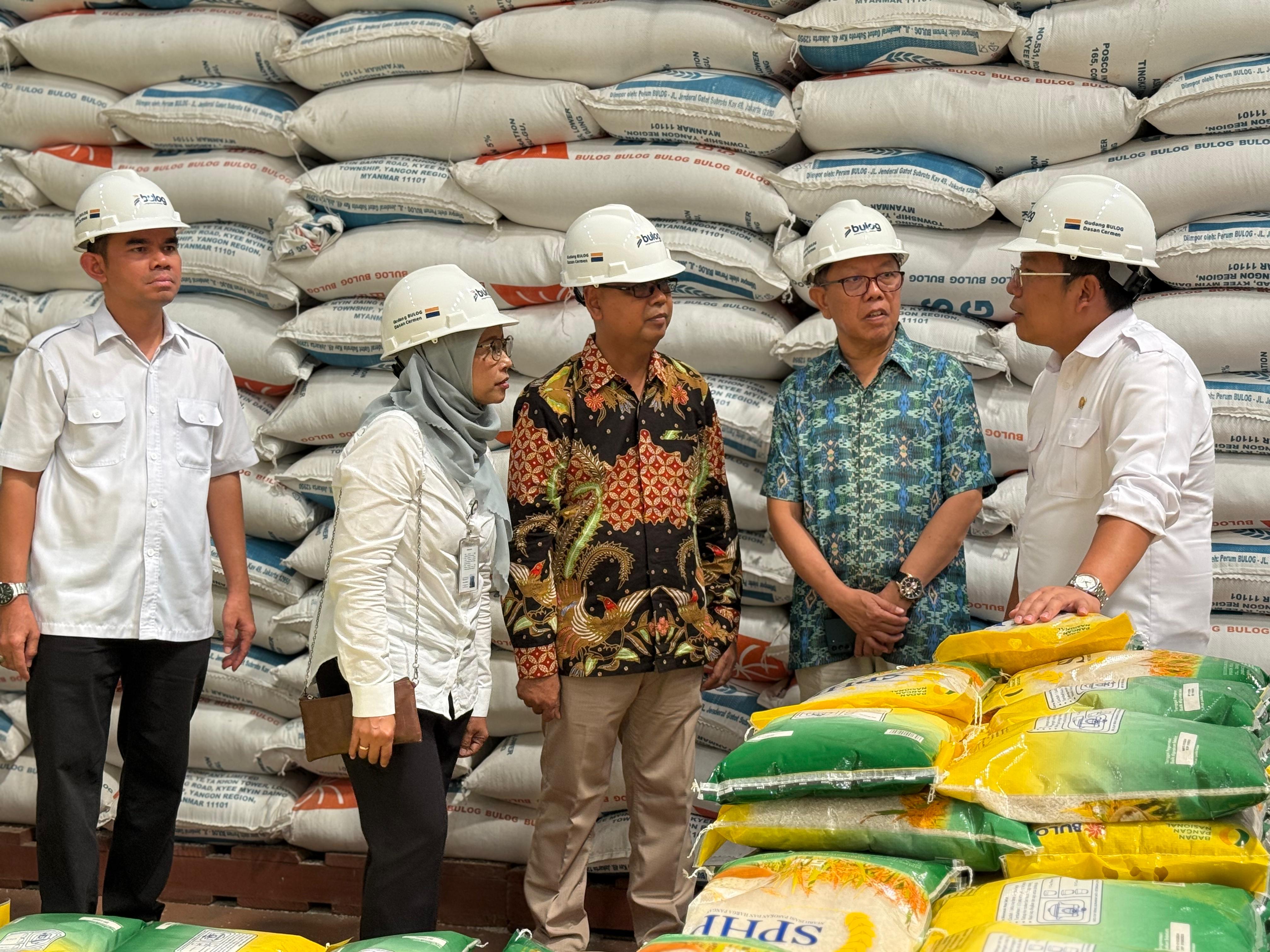 Pastikan Ketersediaan Pangan, Bapanas Tinjau Langsung Gudang Bulog bersama Bulog NTB dan Dinas Ketahanan Pangan NTB di Mataram