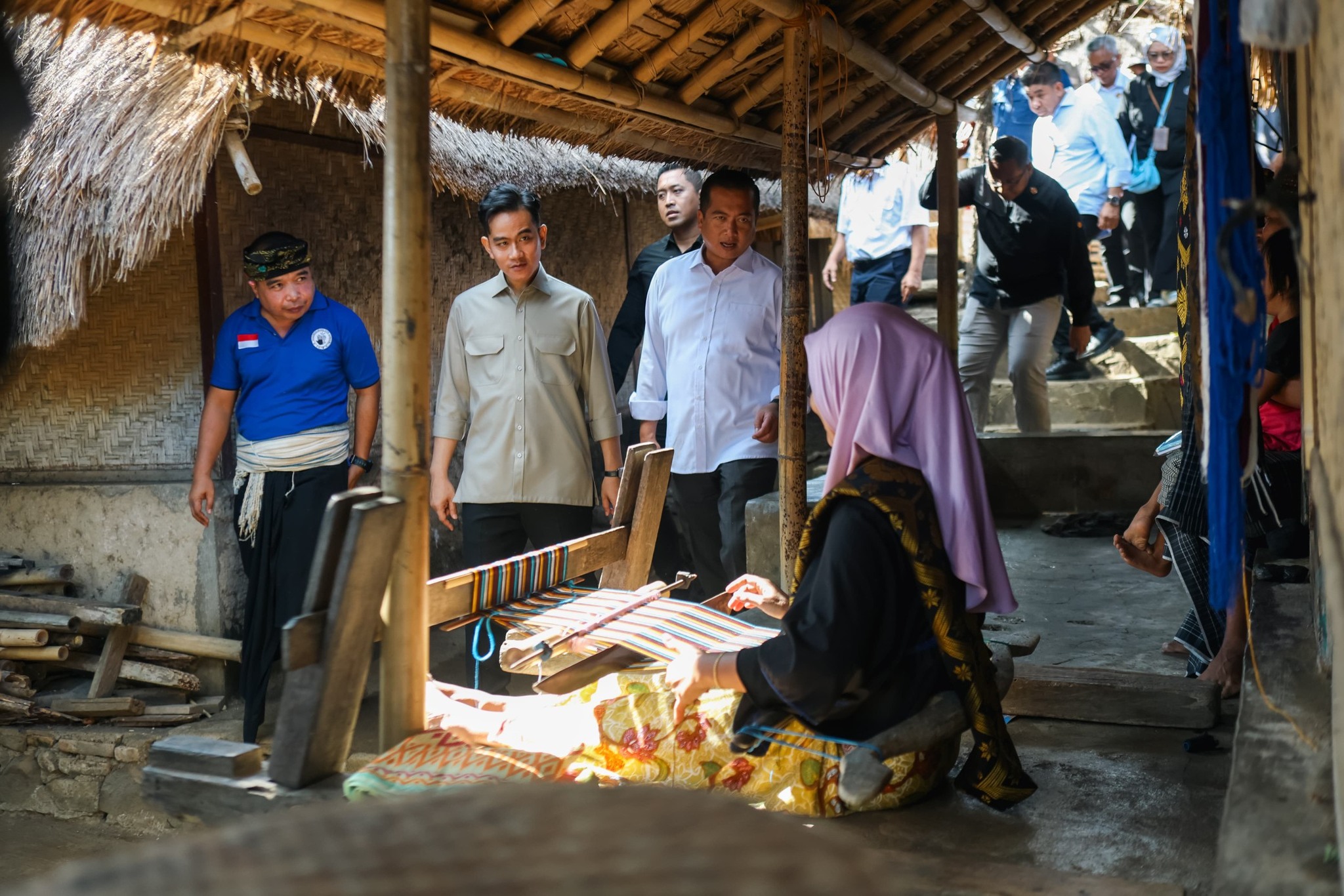 Wapres Gibran bersama Gubernur NTB Lalu Muhamad Iqbal, saat berkunjung langsung ke desa adat Sade, Lombok Tengah, Sabtu (2/8).