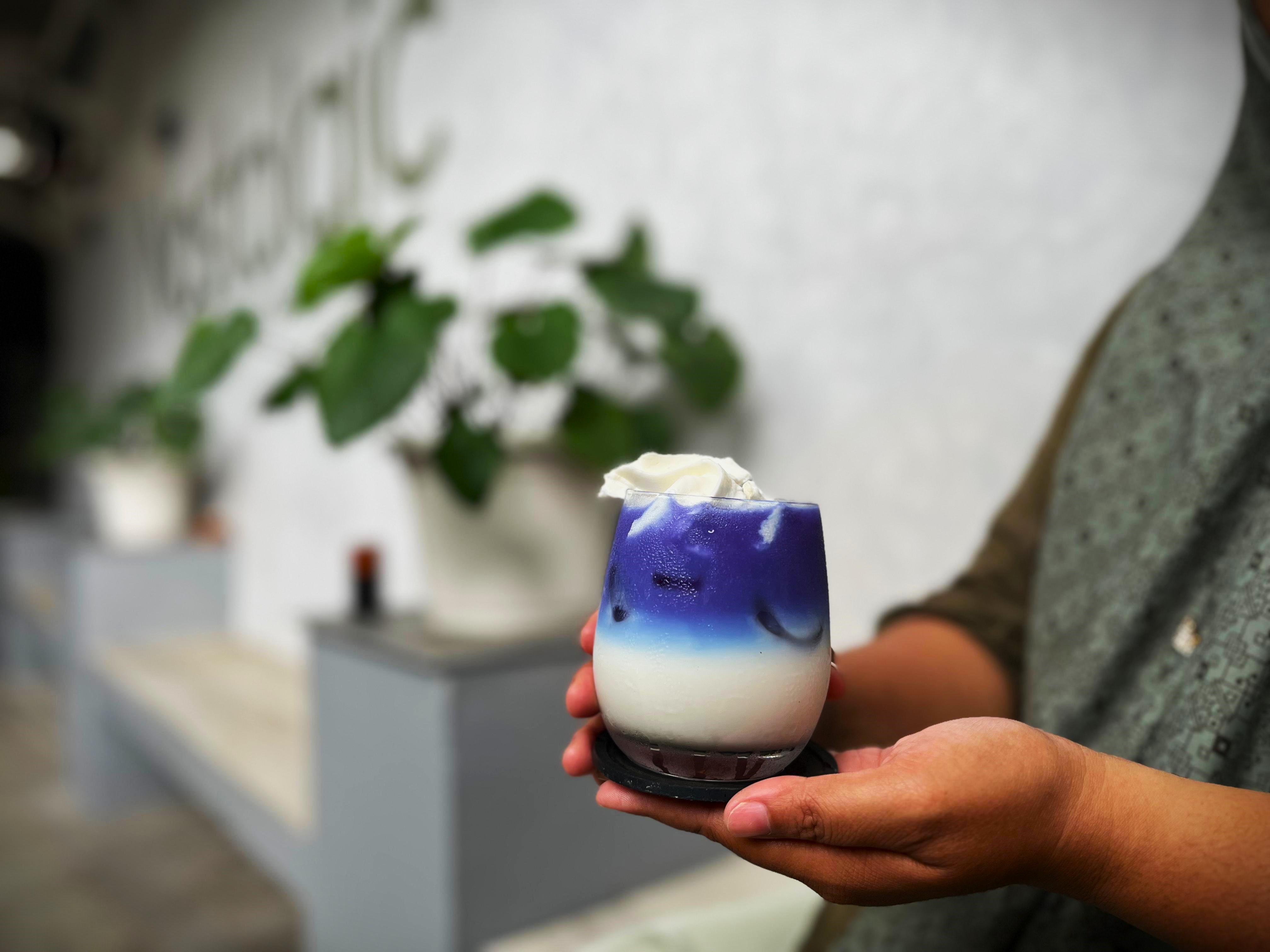 Blue Skype, minuman kekinian dari kembang telang yang cantik dan menyegarkan.