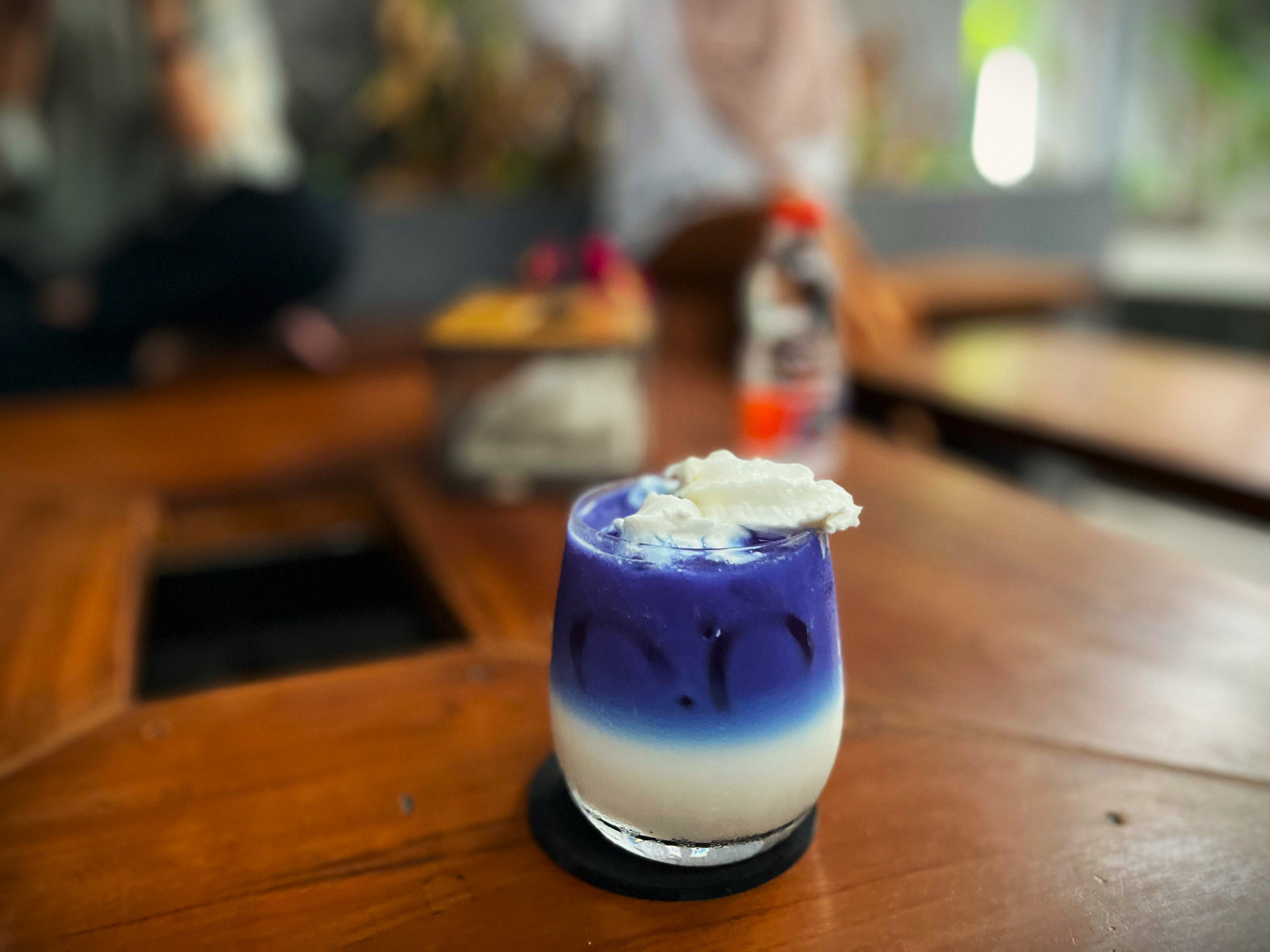 Blue Skype, minuman kekinian dari kembang telang yang cantik dan menyegarkan.