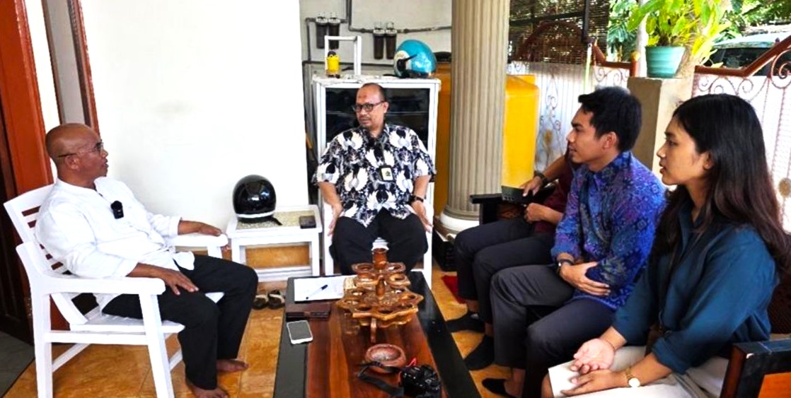 Kepala KPP Pratama Sumbawa Besar Benny Santosa (dua dari kiri) dan rombongan saat mengunjungi kediaman pendiri Koperasi Selonong Bukit Lestari, Imanuddin (kiri), Jumat (8/1).