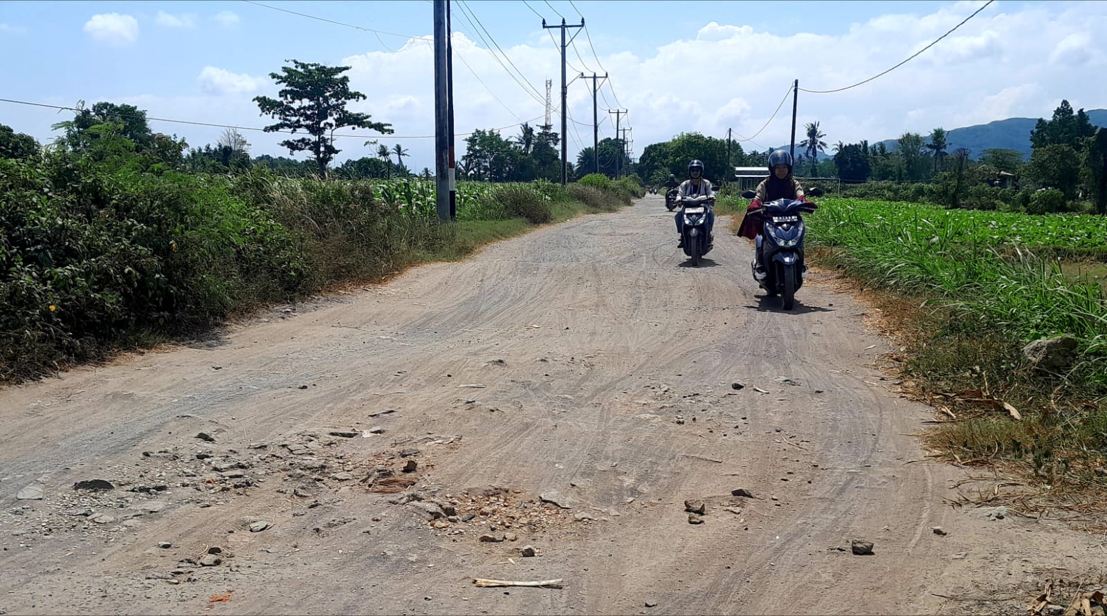 RUSAK PARAH: Jalan di Desa Lembar sudah mengalami kerusakan parah sekitar lima tahun. Jalan ini kerap dilewati kendaraan truk dengan tonase besar seperti truk batubara hingga truk pengangkut semen.
