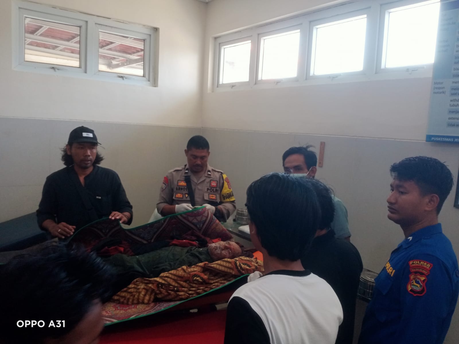 Mayat seorang laki-laki yang ditemukan di pantai Dagong, Desa Ekas Buana Kecamatan Jerowaru