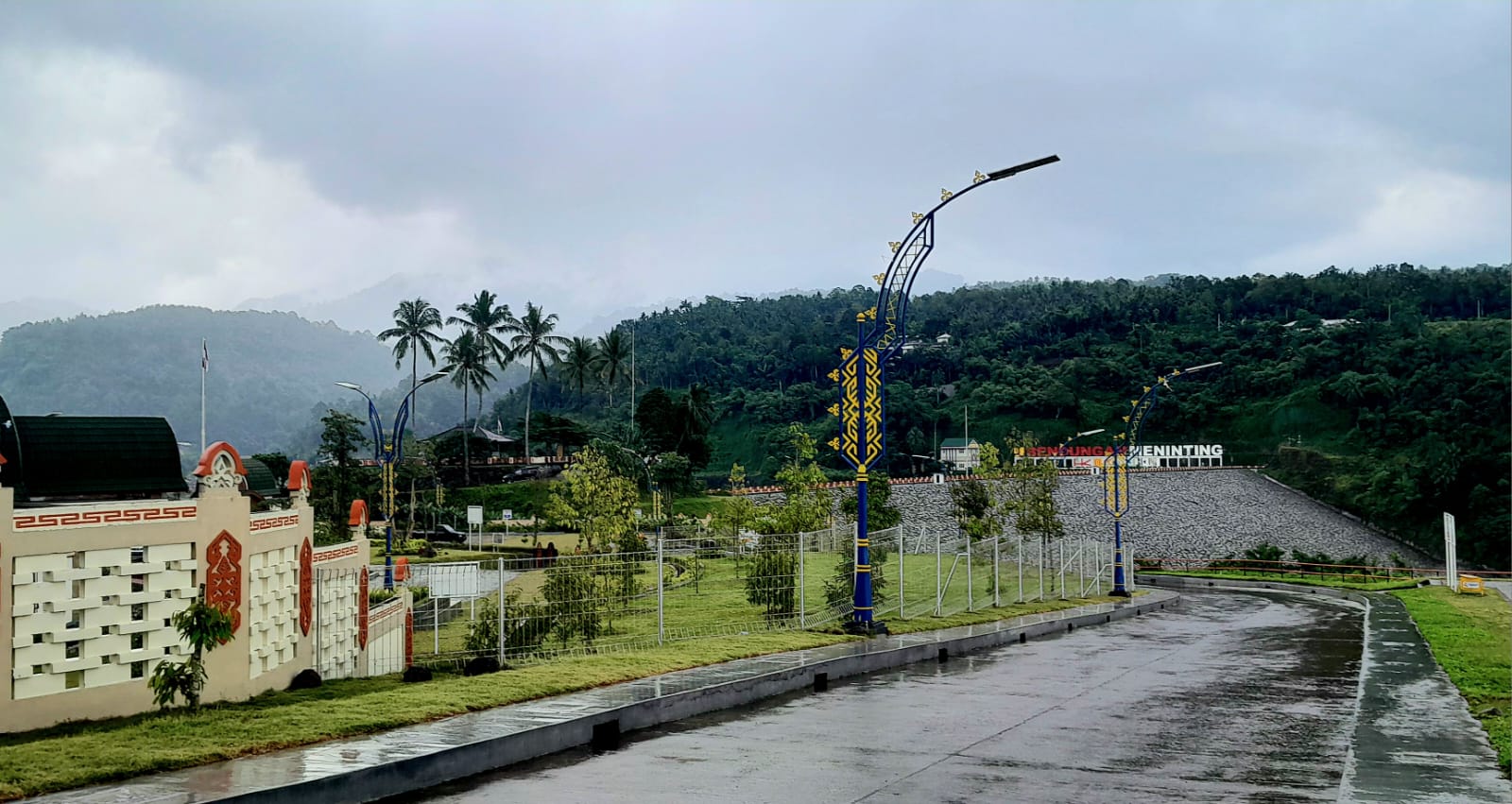 BELUM DIRESMIKAN: Bendungan Meninting yang ada di Desa Bukit Tinggi, Kecamatan Gunungsari sudah rampung dikerjakan. Bendungan ini rencananya akan diresmikan Presiden Prabowo Subianto.