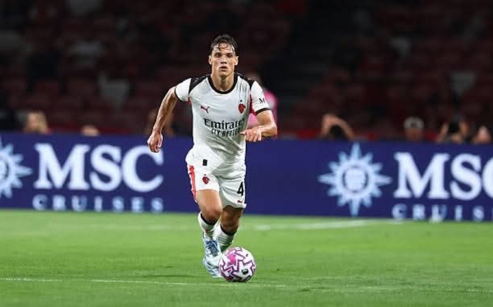Samuele Ricci, gelandang AC Milan yang harus berjuang untuk masuk skuad inti.