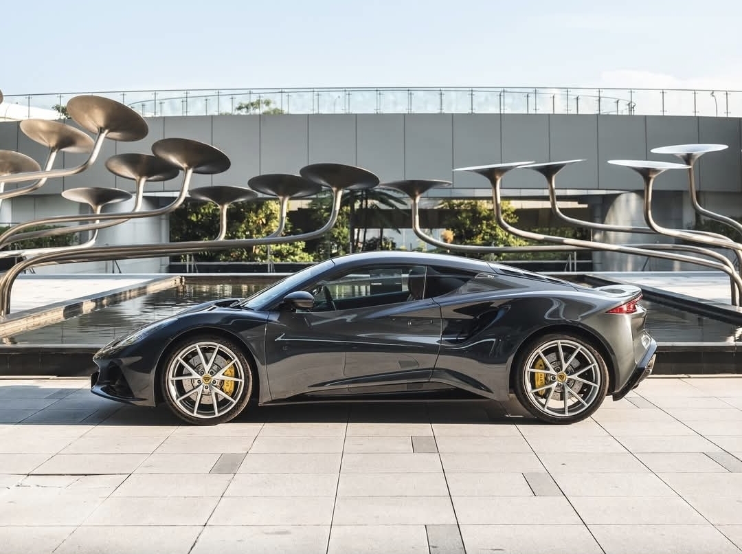 Desain eksterior Emira Jim Clark Edition dilabur warna hijau ikonik Clark Racing Green dengan garis kuning emas khas Lotus Type 38, mobil yang dipakai Jim Clark menjuarai Indianapolis 500.