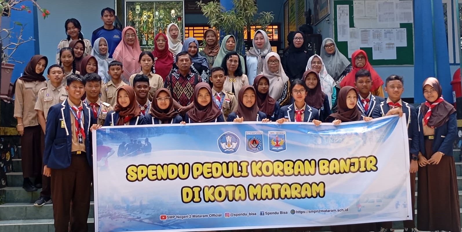 OSIS SMPN 2 Mataram didampingi guru dan perwakilan orang tua foto berasam pihak SMPN 16 Mataram usai menyalurkan bantuan.
