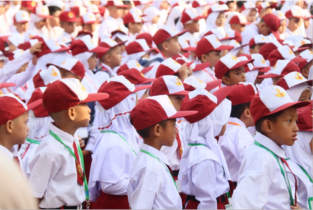CEK KESEHATAN: Murid SD 010 Batam Kota saat mengikuti apel di hari pertama masuk sekolah pada MPLS, Senin (14/7). Hari ini CKG di sekolah dimulai serentak.