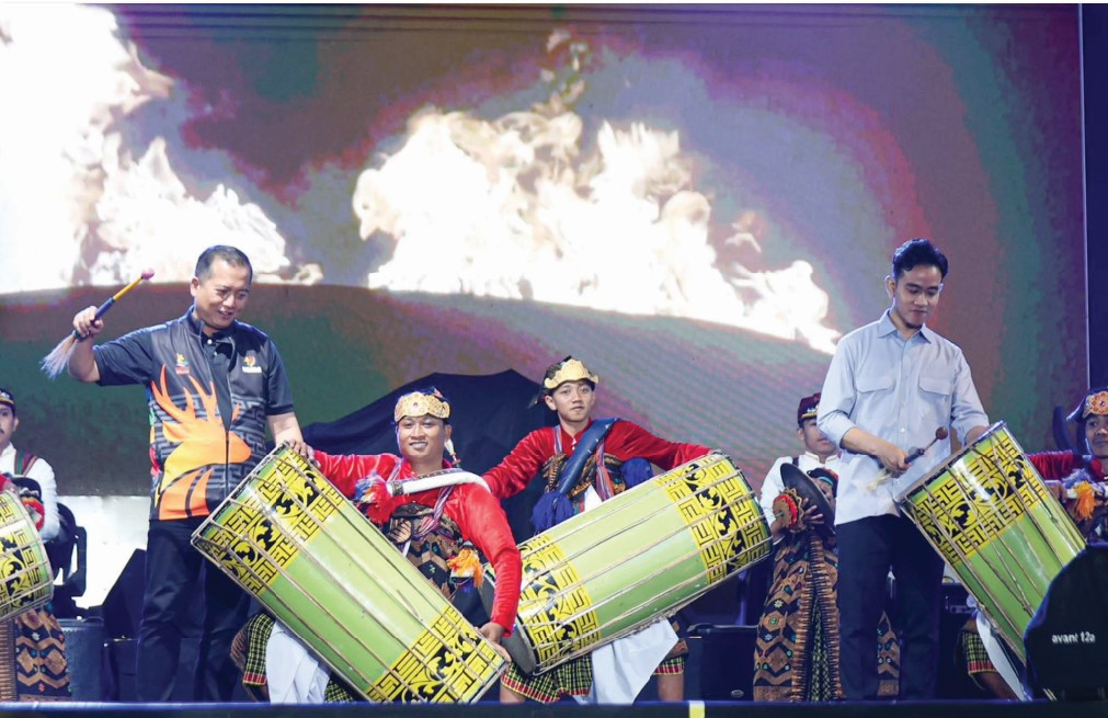 PENUH KEMERIAHAN: Gubernur NTB Lalu Muhamad Iqbal (kiri) mendampingi Wapres Gibran Rakabuming Raka menabuh gendang beleq sebagai tanda penutupan Fornas VIII tahun 2025 NTB di eks Bandara Selaparang.