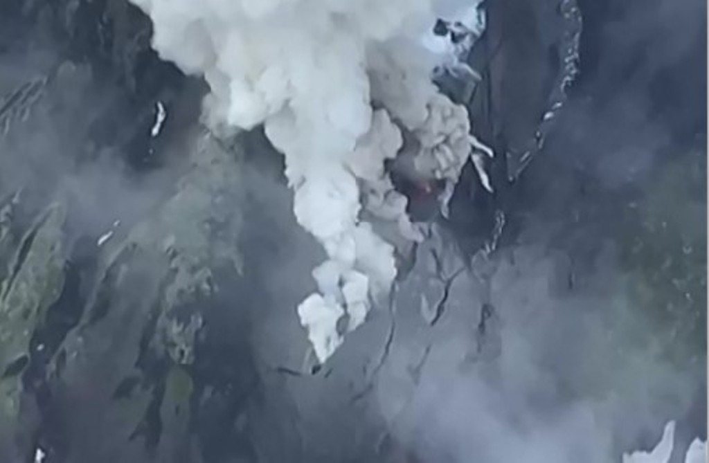 MELETUS: Gumpalan abu menjulang tinggi dari Gunung Krasheninnikov di Semenanjung Kamchatka, Rusia, Minggu (3/8).