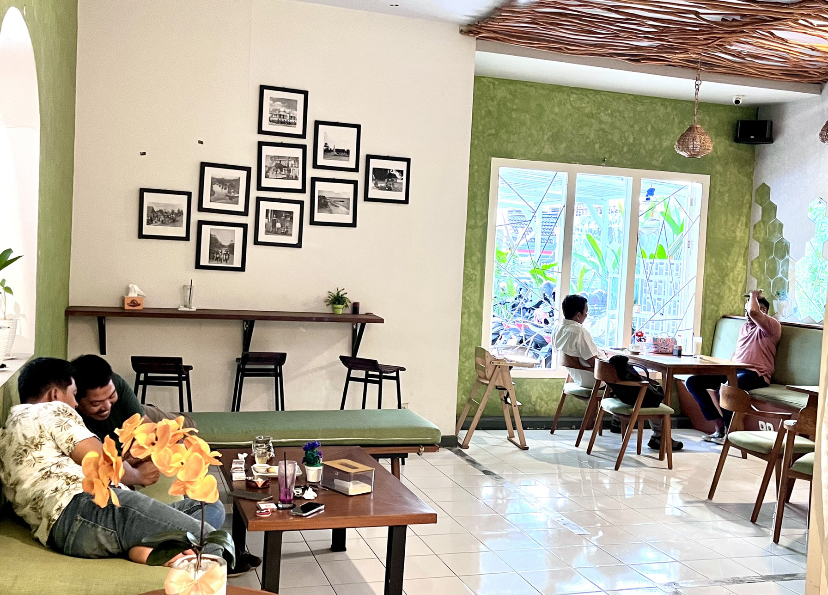 NGOPI SORE: Beberapa pengunjung di Cafe Nostalgic yang sedang menikmati kopi dan meal time.