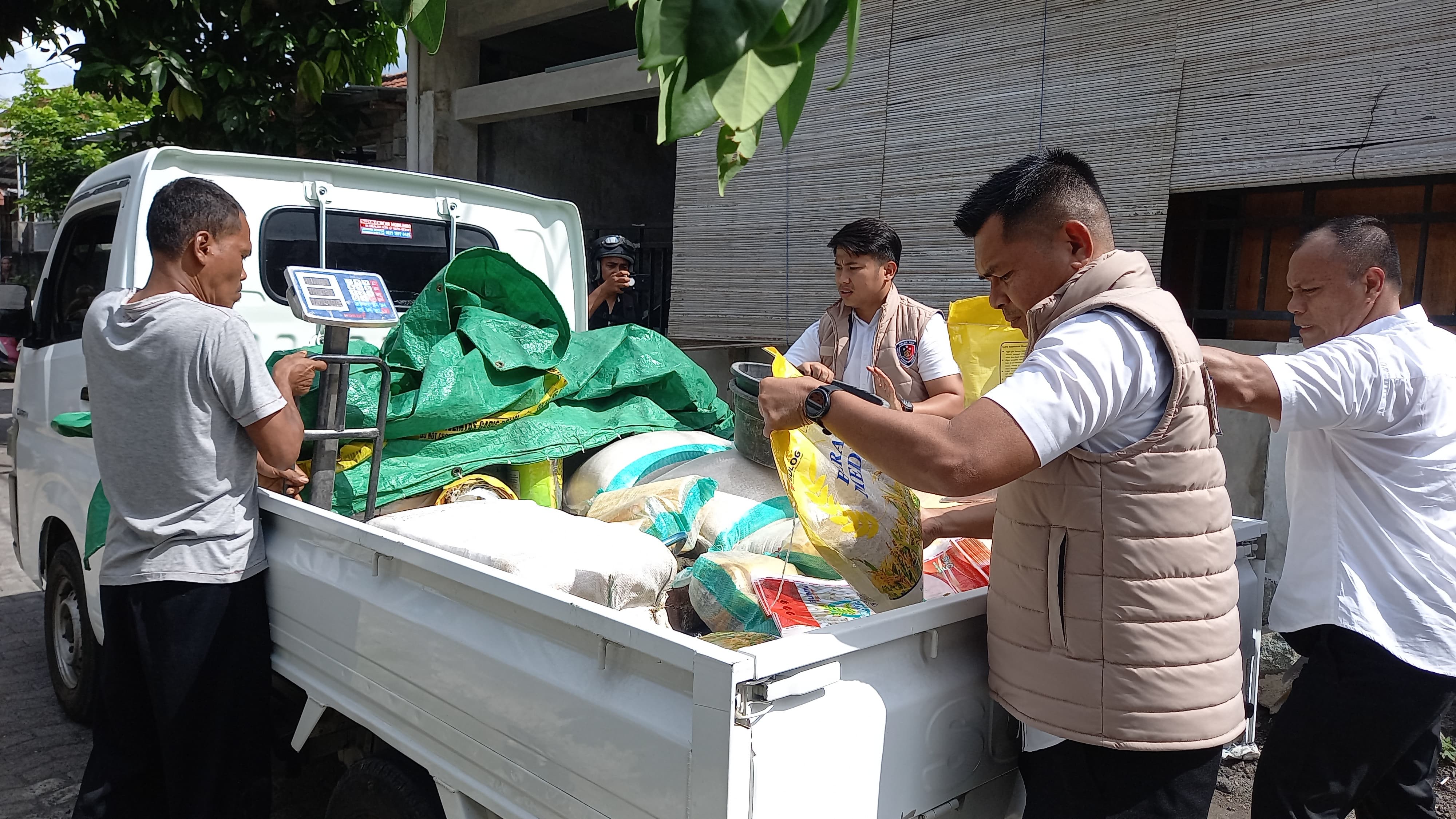 DIATENSI KEJATI NTB: Sejumlah beras oplosan disita kepolisian dari sejumlah pedagang di Mataram, beberapa waktu lalu.