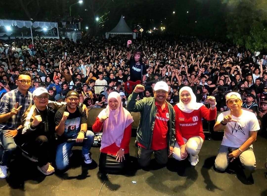 MEMBLUDAK: Puluhan ribu warga menyemuti Taman Kota Gerung saat acara Car Free Nigth (CFN) Sabtu (2/8) yang menghadirkan grup band Amtenar.