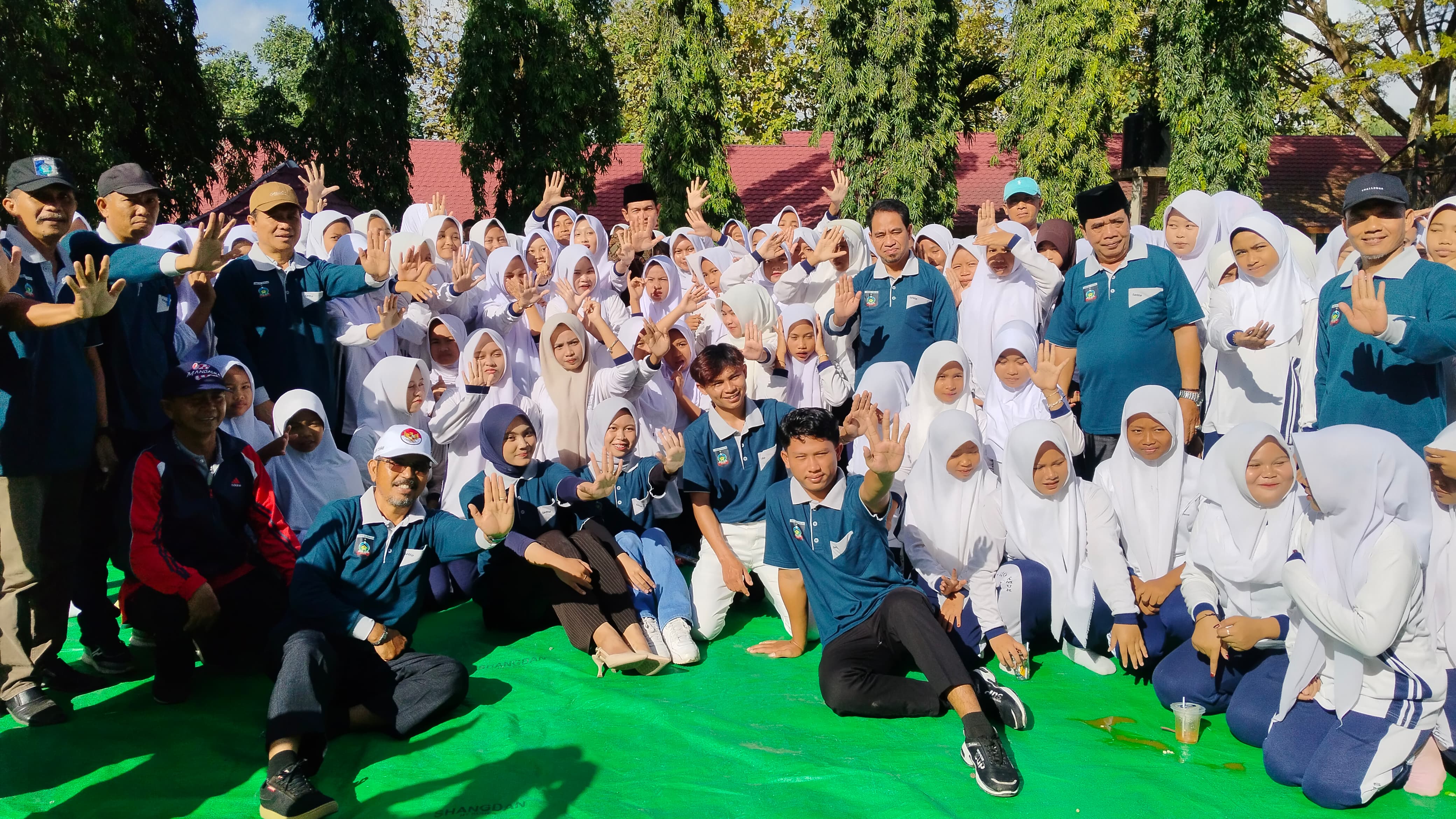 CEGAH NIKAH DINI: Wakil Bupati Loteng HM Nursiah mengajak ribuan siswa-siswa SMP untuk mencegah pernikahan usia dini di halaman SMPN 1 Praya Timur, Kecamatan Praya Timur, Lombok Tengah, Sabtu (2/8).