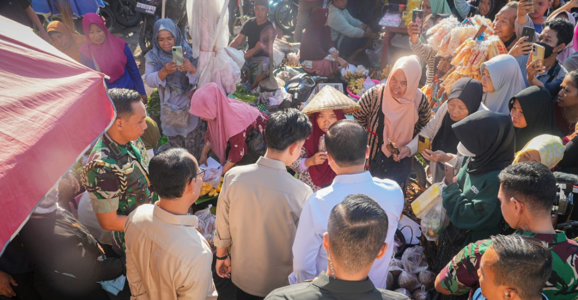 CEK PASAR: Wapres Gibran saat menyusuri lorong pasar Kebon Roek, Kota Mataram diikuti oleh Gubernur NTB Lalu Muhamad Iqbal, Wali Kota Mataram Mohan Roliskana, dan sejumlah pejabat lainnya.