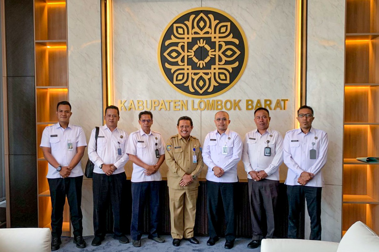KOORDINASI: Pihak Lapas Kelas IIA Lobar membahas teknis pemberian remisi dengan Bupati Lombok Barat Lalu Ahmad Zaini, Senin (4/8).