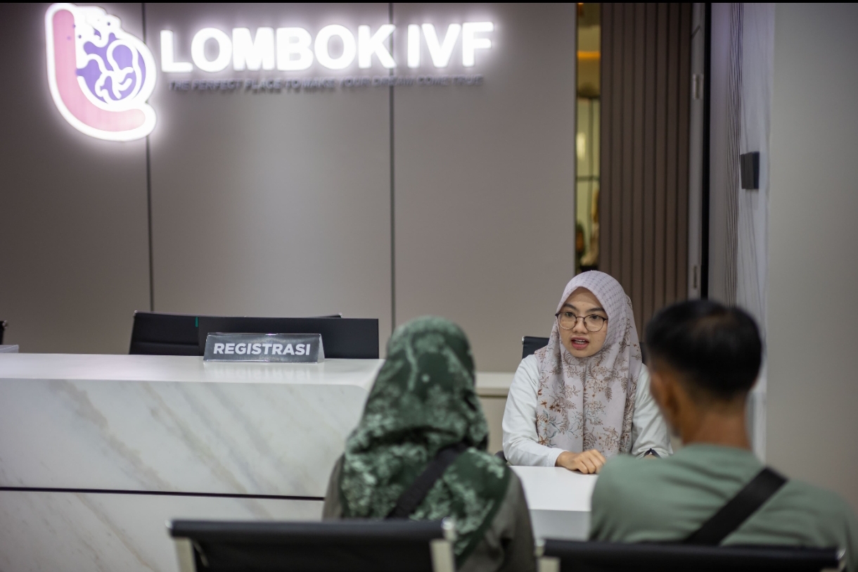 Sepasang suami istri tengah konsultasi di Lombok IVF milik RSUD H. Moh. Ruslan Kota Mataram.