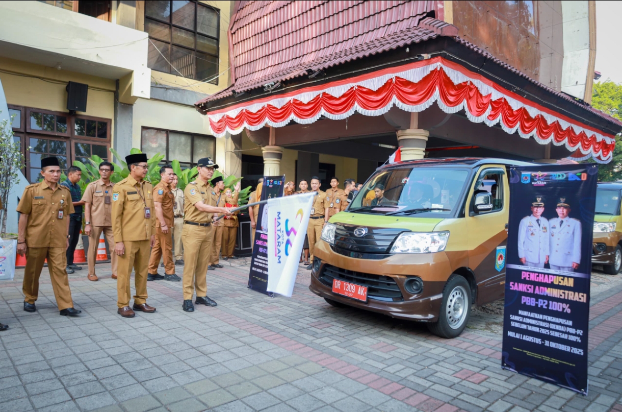 Wali Kota Mataram Mohan Roliskana secara simbolik melepas kendaraan pemungut PBB di halaman kantor wali kota, Senin (4/8).