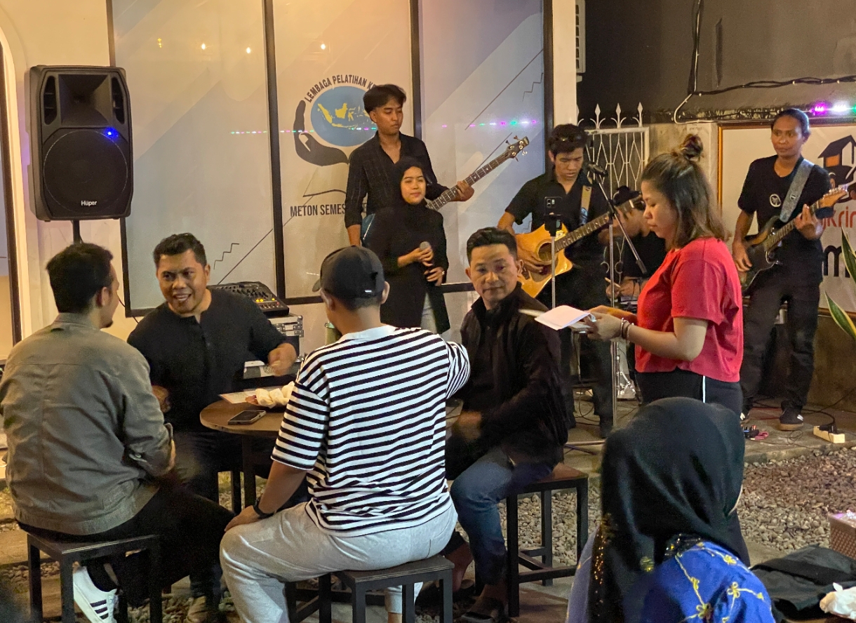 Serunya suasana di angkringan K