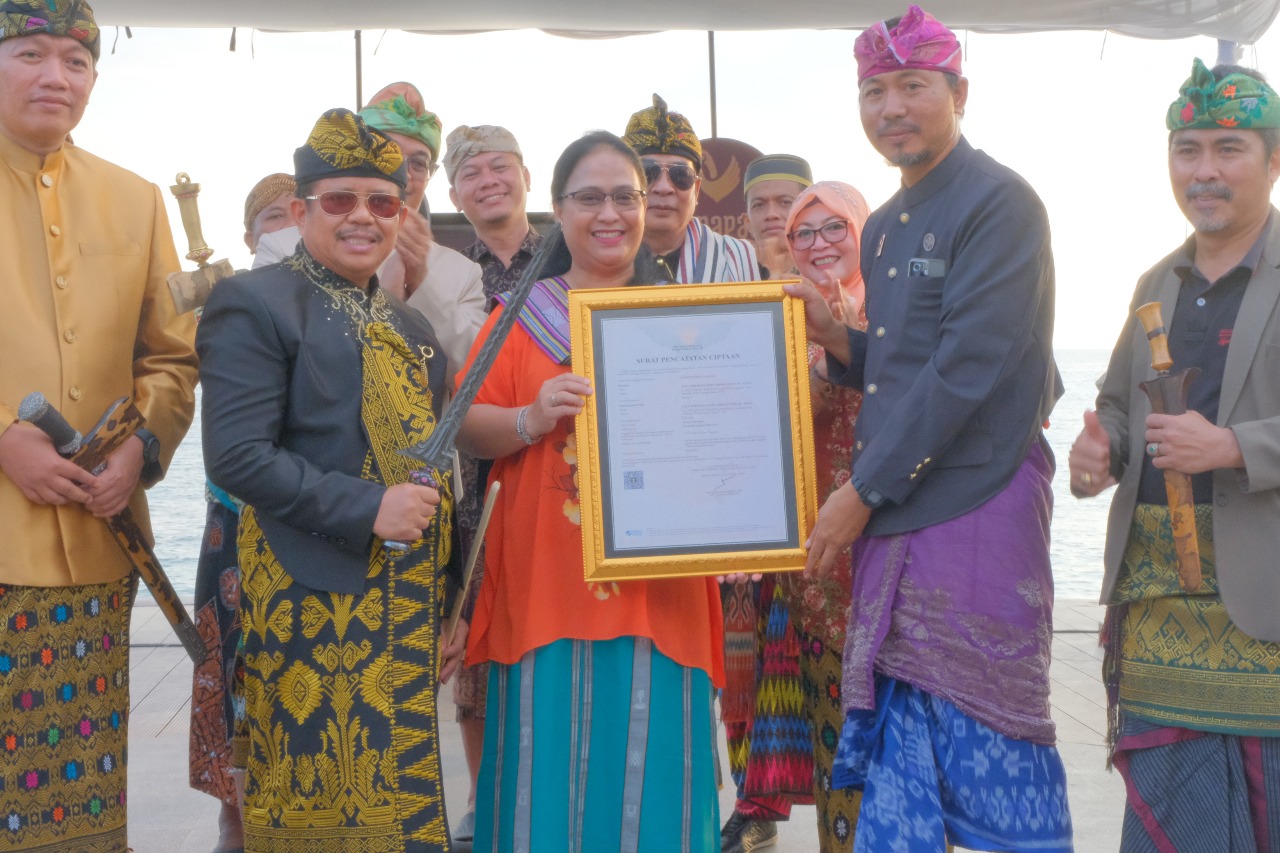 Kepala Kanwil Kemenkum NTB I Gusti Putu Milawati Surat Pencatatan Ciptaan dalam acara Gelar Budaya Tosan Aji Nasional dengan tema Pesona Keris di Lombok, yang digelar di Pasar Seni Senggigi, Lobar.