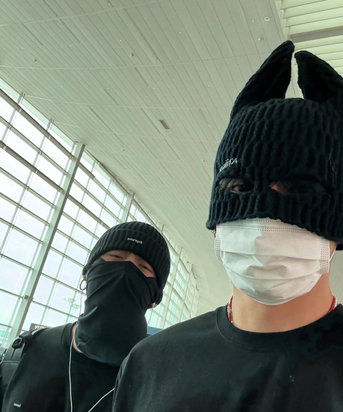 Beanie unik V BTS saat di bandara